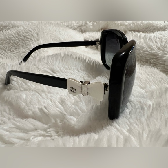 Authentic Chanel sunglass - Picture 3 of 5